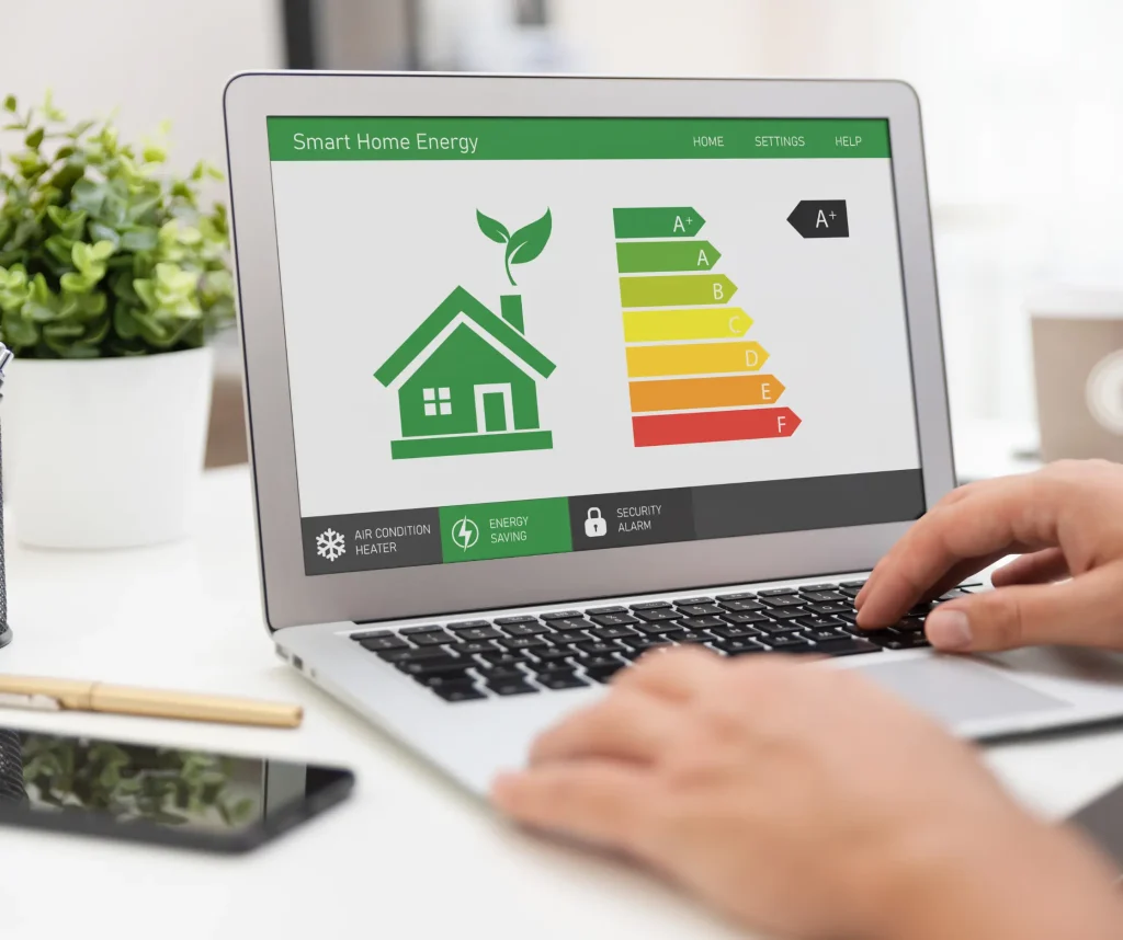 aufklappter Laptop mit Energie Infos